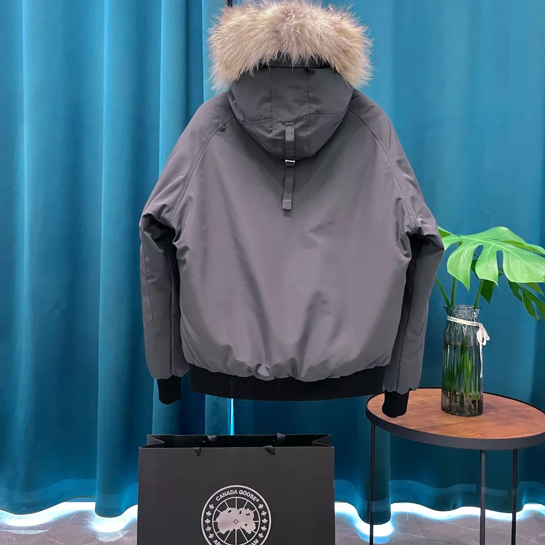 P760 Canada Goose➡️Canada🦢 Down Jacket The fabric is made of Feather-Light 10D waterproof coated fabric. It is made of 84.5 polyester fiber and 15.5 cotton. The surface is treated with a special Teflon protective coating produced by DuPont to be windproof and splash-proof, and makes the clothing anti-pollution and long-lasting. The fur collar is made of imported coyote hair. Green wolf breed is thick and luxurious. High fluffiness. The coat color is green and bright. Original Yoshida Kogyo Kabushikigaisha zipper, top-grade zinc alloy electroplated zipper with the highest specification. Using precise Japanese craftsmanship, raw materials and management methods. Each zipper can withstand 100,000+ openings and closings. Ask Anyne Shoknows holographic laser anti-counterfeiting label. Main label double-line 9-needle locking stranded embroidery. Electronic digital automatic embroidery. Maple leaves with sharp edges. One-piece seamless cuffs. The original version is consistent with the official length of 13cm. All seals are marked with dates. All inner liner are overcoated. Overcoating means sewing the entire inner liner. On the one hand, it is to prevent the velvet from running off. On the other hand, it can keep the stiffness of the clothes. Same style for men and women. Size: XS S M L XL XXL